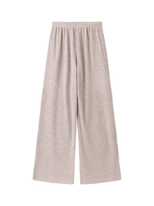 Détail du pantalon en maille côtelée à taille haute et large jambe avec taille élastique