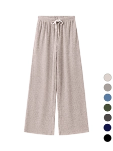 Détail de la taille élastique à cordon et du tissu côtelé du pantalon large décontracté