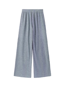 Détail de la taille élastique et de la texture côtelée verticale du pantalon gris-bleu