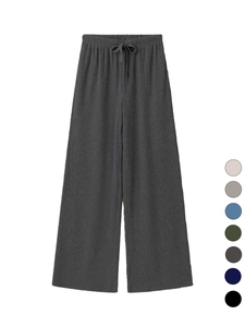 Détail du tissu en maille côtelée et options de couleurs pour pantalon large