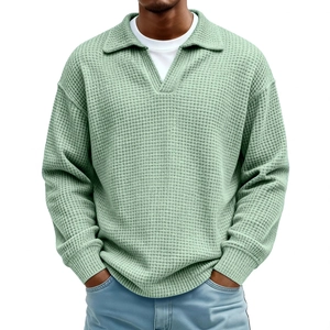 Herren Langarm-Poloshirt aus Waffelstrick in Salbeigrün mit legerem V-Ausschnitt