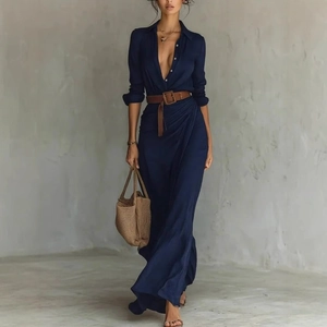 Elegantes marineblaues Langarm-Maxikleid mit tiefem V-Ausschnitt und braunem Ledergürtel