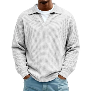 Hellgrauer Waffelstrick-Polopullover mit langen Ärmeln und legerem offenem Kragen