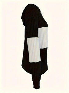 Detail van contrastkleuren met geribbelde textuur en rits op de hoodie met capuchon