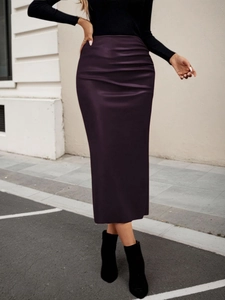 Detailweergave van paarse satijnen rok met hoge taille, zijplooien en zijdeachtige glans