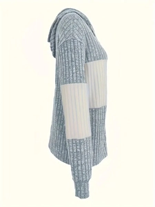 Detail van de grijze hoodie met wit patchwork en dikke gebreide ribtextuur