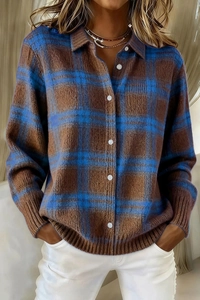 Detail einer Damen-Strickjacke mit Kontraststreifen in Blau und Braun für den Herbst