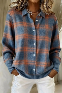 Detail der Retro-Strickjacke mit Karomuster, bunten Streifen und weißen Knöpfen