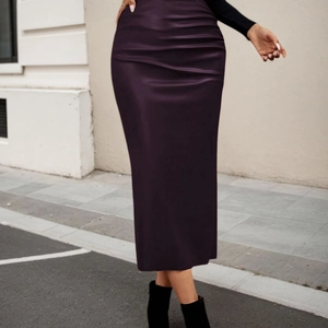 Elegante pruimkleurige satijnen midi-rok met hoge taille en flatterende gedrapeerde taille