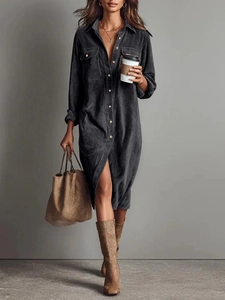 Vestido camisero largo de pana gris oscuro con bolsillos en el pecho y botones frontales