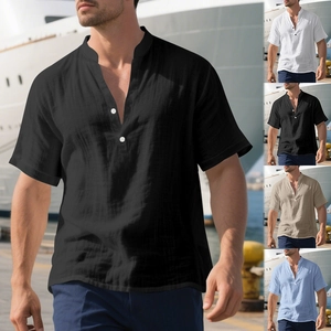 Nahaufnahme der legeren Herren-Leinenhemden mit Textur und Henley-Kragen für den Sommer