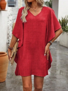 Détail de la robe rouge à col en V avec manches à volants et texture de tissu raffinée