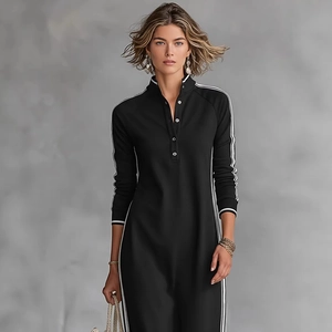 Détail d'une robe longue noire à manches longues avec bandes blanches et col à boutons