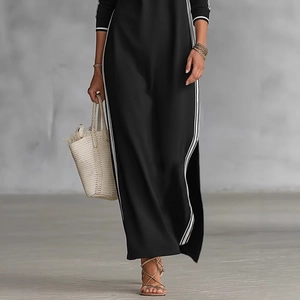 Gros plan sur la robe longue noire à manches longues avec bandes blanches latérales