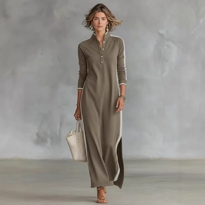 Détail d'une robe longue vert olive avec col polo et rayures latérales blanches contrastées