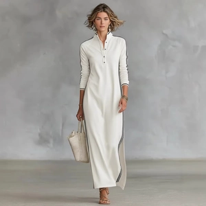 Détail d'une robe blanche en maille avec col à boutons et bordure à rayures noires