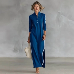 Détail du col à boutons et de la garniture blanche contrastée sur la robe longue bleu marine