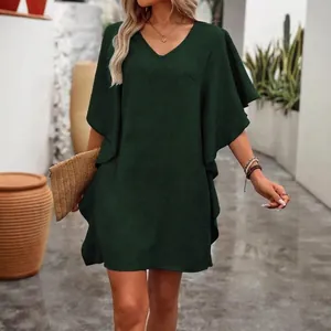 Robe col en V vert forêt élégante avec manches papillon à volants et tissu texturé
