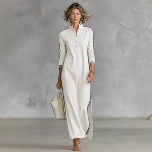 Robe longue boutonnée en tricot blanc avec liserés noirs et fente latérale chic
