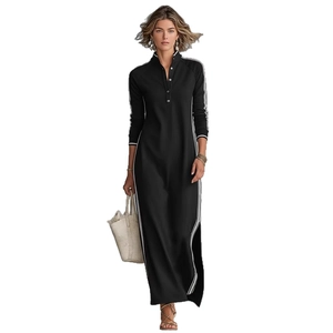 Robe longue noire minimaliste avec liseré blanc, col polo et fente latérale pour femme