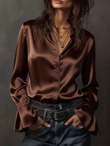 Détail de l'élégante chemise en satin marron chocolat avec poignets plissés et boutons