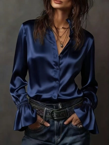 Détails de la chemise élégante en satin bleu foncé avec poignets à volants et boutons