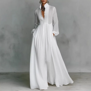 Elegante abito lungo bianco a maniche lunghe con pieghe e vita alta valorizzata