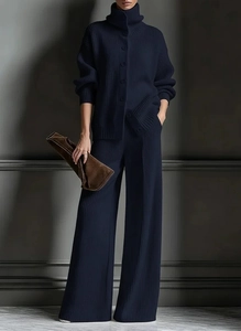 Detail von marineblauem Strick-Cardigan und weit geschnittener Hose mit vertikaler Textur