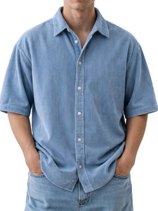Detalle de la textura de pana azul claro en el polo de manga corta para hombre