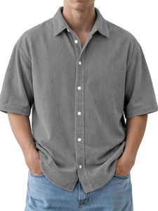 Detalle de polo gris de pana con manga corta y botones blancos para hombre