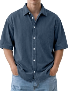 Detalle del polo de pana azul marino con botones blancos y un corte relajado y cómodo