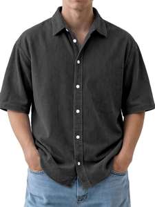 Detalle de polo de pana gris oscuro con botones blancos y textura de rayas verticales