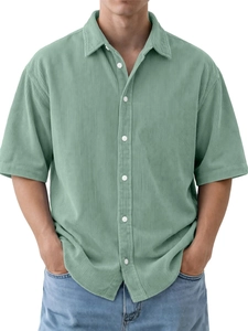 Detalle del polo de pana verde salvia para hombre con tejido texturizado y botones blancos