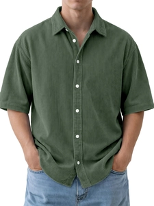Detalle macro de pana verde oliva oscuro y botones blancos en un polo para hombre