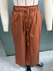 Dettaglio dell'elastico in vita con coulisse sui pantaloni a gamba larga in cotone e lino