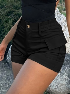 Detail van zwarte cargo shorts met hoge taille, gouden knopen en grote zijzakken