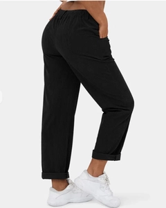 Detailweergave van de zwarte corduroy broek met hoge taille, elastiek en zakken