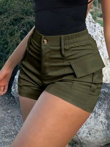 Detailweergave van olijfgroene cargo shorts met hoge taille, knoop en grote zijzakken
