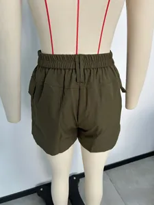 Detailweergave van de legergroene cargo short met elastische taille en achterzakken
