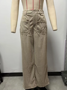 Dettaglio dei pantaloni a vita alta in velluto a coste con grandi tasche applicate
