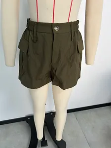 Detail van olijfgroene cargo short met hoge taille voorzien van elastiek en opgestikte zakken