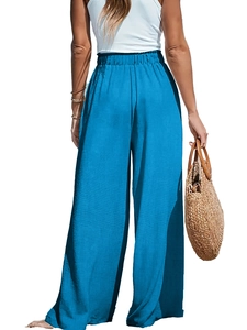 Dettaglio dei pantaloni larghi in lino blu reale a vita alta con fascia elasticizzata