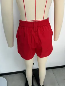 Detailweergave van rode casual shorts met elastische tailleband en grote zakken