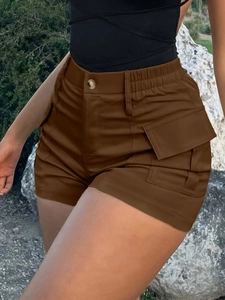 Detailweergave van bruine cargo shorts met hoge taille en handige grote zijzakken