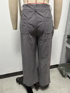 Dettaglio della trama in velluto a coste e tasche posteriori dei pantaloni larghi a vita alta