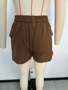Detailweergave van cargo shorts met hoge taille, elastische tailleband en zakken