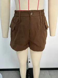 Detail van donkerbruine cargo shorts met hoge taille en grote praktische zakken