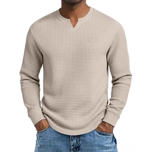 Haut Henley cintré en maille gaufrée pour hommes avec col en V de couleur beige