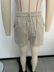 Achteraanzicht van de kaki cargo short met hoge taille, elastiek en klepzakken