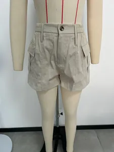 Detailopname van de kaki cargoshort met elastische taille en grote zijzakken met klep